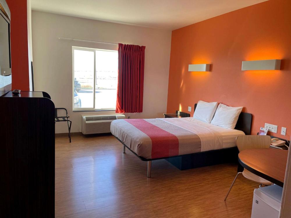 Queen Room with Roll-In Shower - Mobility Accessible/Non-Smoking interior