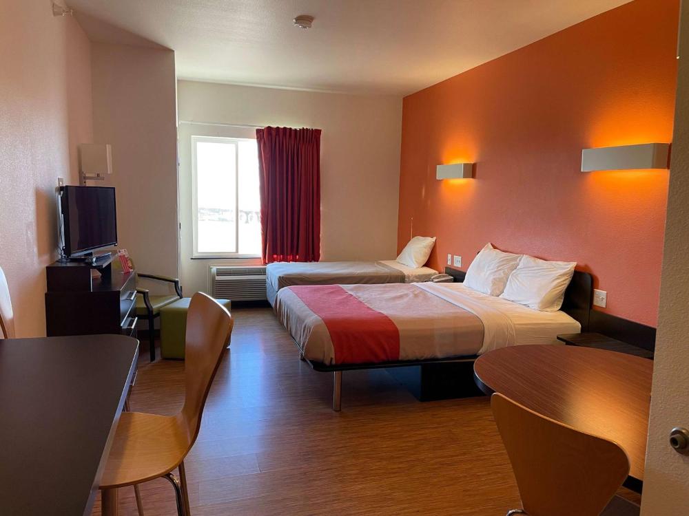 Studio with One Single Bed, Tub with Grab Bars and Kitchenette - Mobility Accessible/Non-Smoking interior